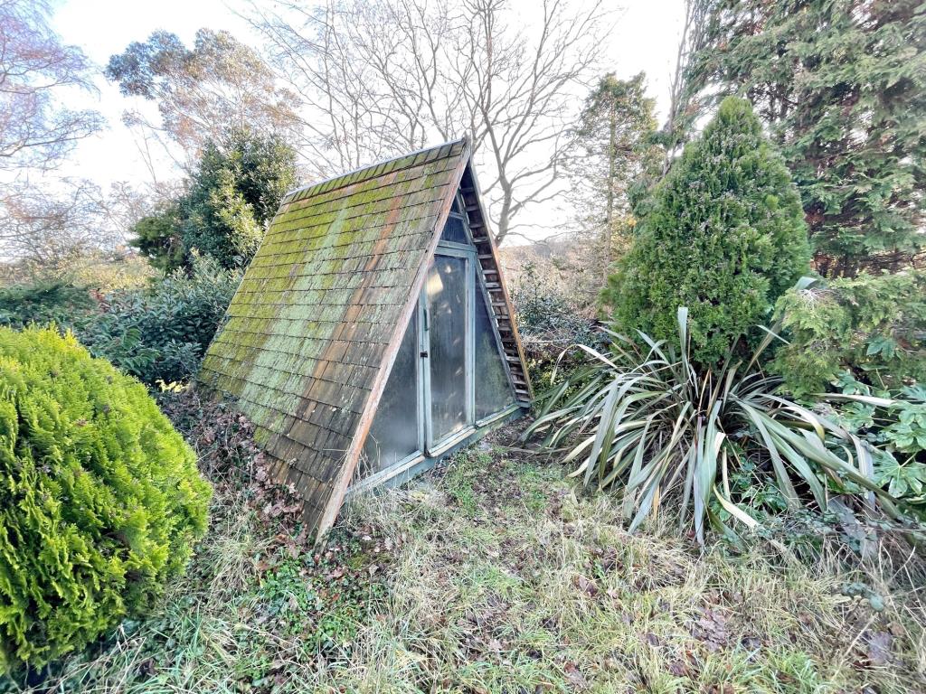 Lot: 9 - DETACHED BUNGALOW FOR IMPROVEMENT - A Framed Garden Room to the rear of the property